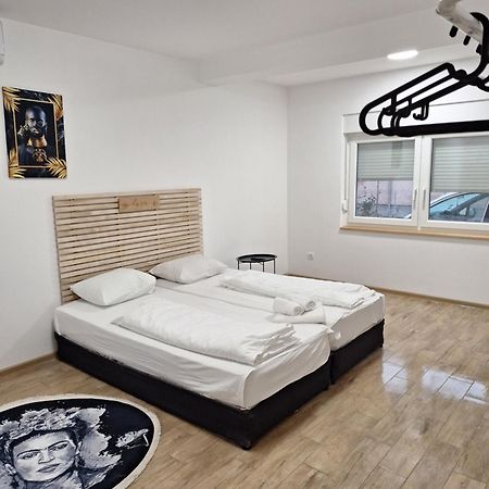 Expo Airport Otel Surčin Zewnętrze zdjęcie